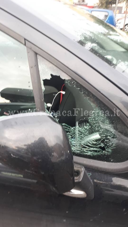 POZZUOLI/ Vandali a via Napoli, distrutto il finestrino di un’auto parcheggiata in strada – LA FOTO
