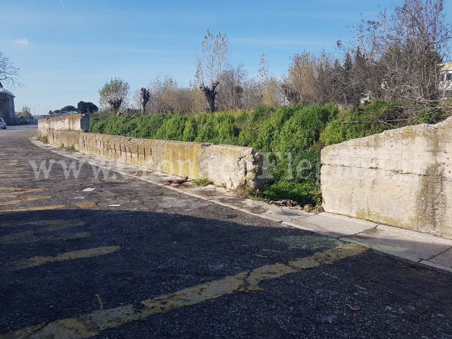 STRADE PERICOLOSE/ Breccia lungo la strada a strapiombo sul canale: c’è una scuola a pochi metri