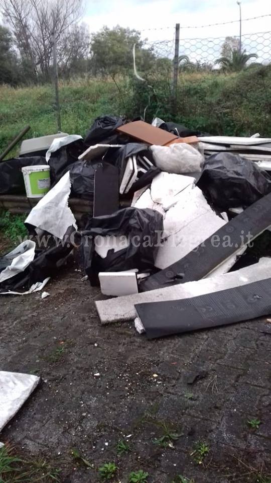 POZZUOLI/ Rifiuti a Monterusciello, la denuncia: “Lavori finiti ma la ditta ha lasciato a terra guaina e polistirolo”