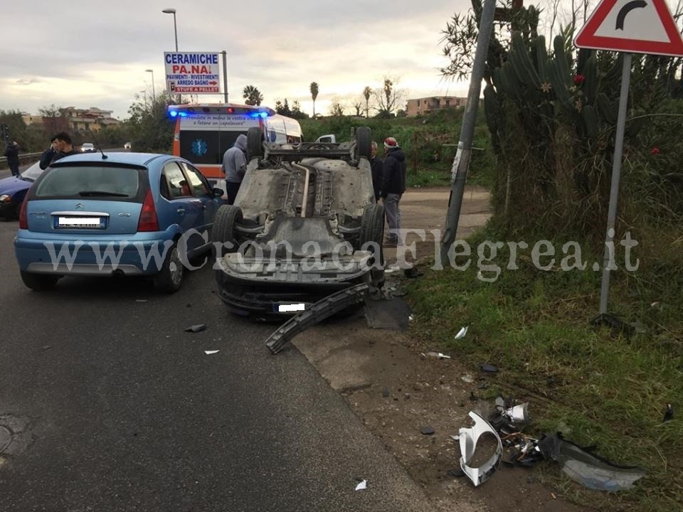 VARCATURO/ Scontro tra due auto, una si ribalta: i conducenti in ospedale