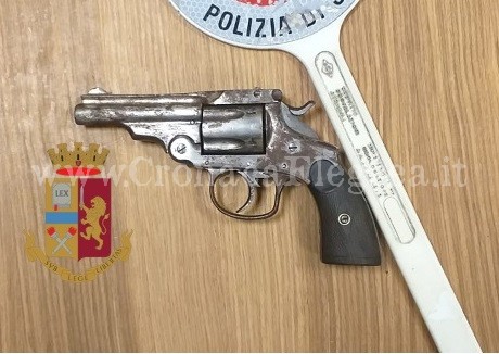 Pistola nascosta in un cassetto del comodino e hashish su una sedia, arrestato un 20enne