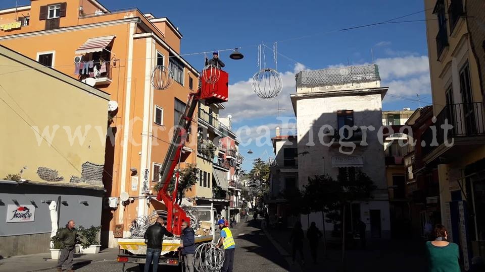 POZZUOLI/ Luminarie, dopo le polemiche aumentano le ‘palle’: operai al lavoro per ‘apparare’ – LE FOTO