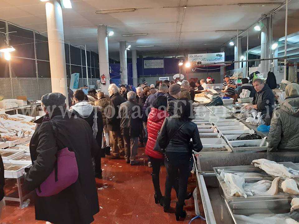 Tra folklore, storia e tradizione la magia del Natale al mercato del pesce di Pozzuoli – LE FOTO