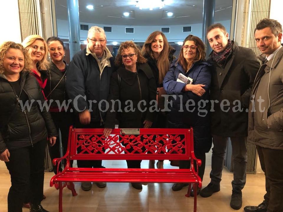 QUARTO/ Una panchina rossa in memoria di Stefania Formicola per dire no alla violenza sulle donne
