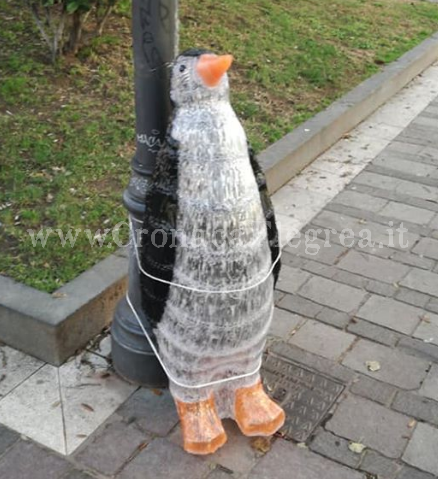 FOTONOTIZIA/ «Liberate i pinguini a Pozzuoli» ironia sul web per le luminarie legate