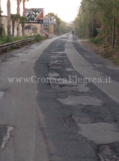 I LETTORI SEGNALANO/ «Via Cuma Licola, strada pericolosa e vergognosa»