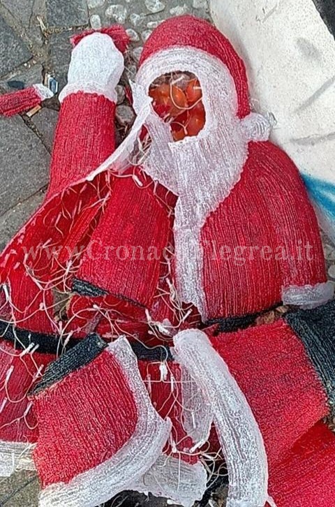 POZZUOLI/ Vandali in azione, distrutti i pupazzi delle luminarie – LE FOTO