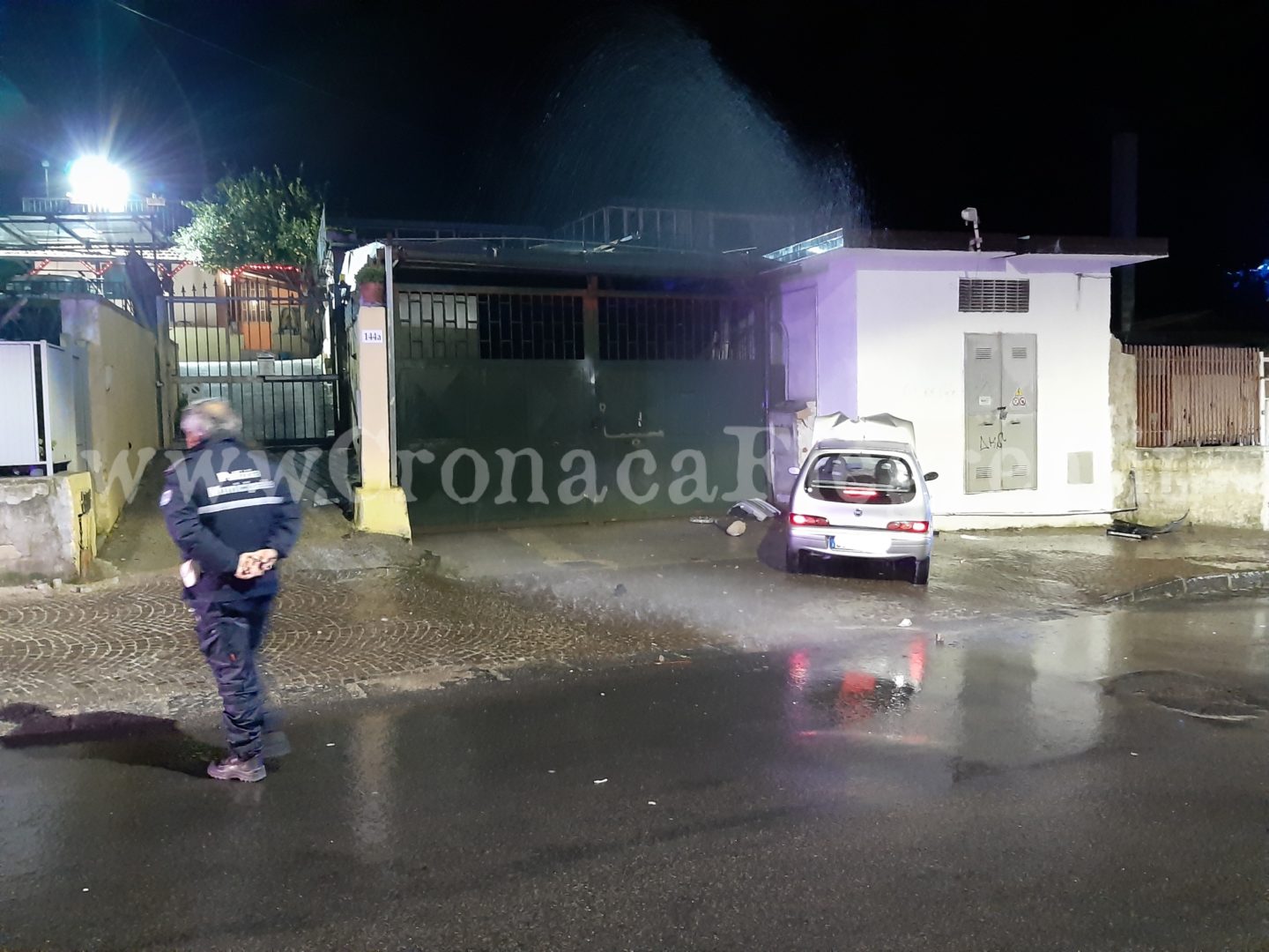POZZUOLI/ Si schianta contro una cabina elettrica: paura ad Arco Felice