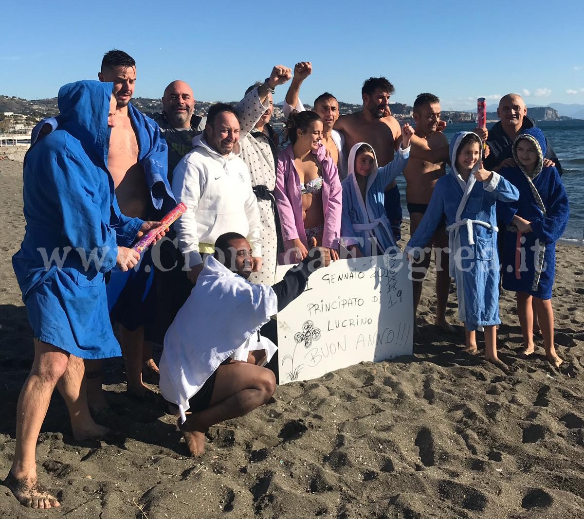 POZZUOLI/ Primo tuffo in mare del 2019: a Lucrino tradizione rispettata