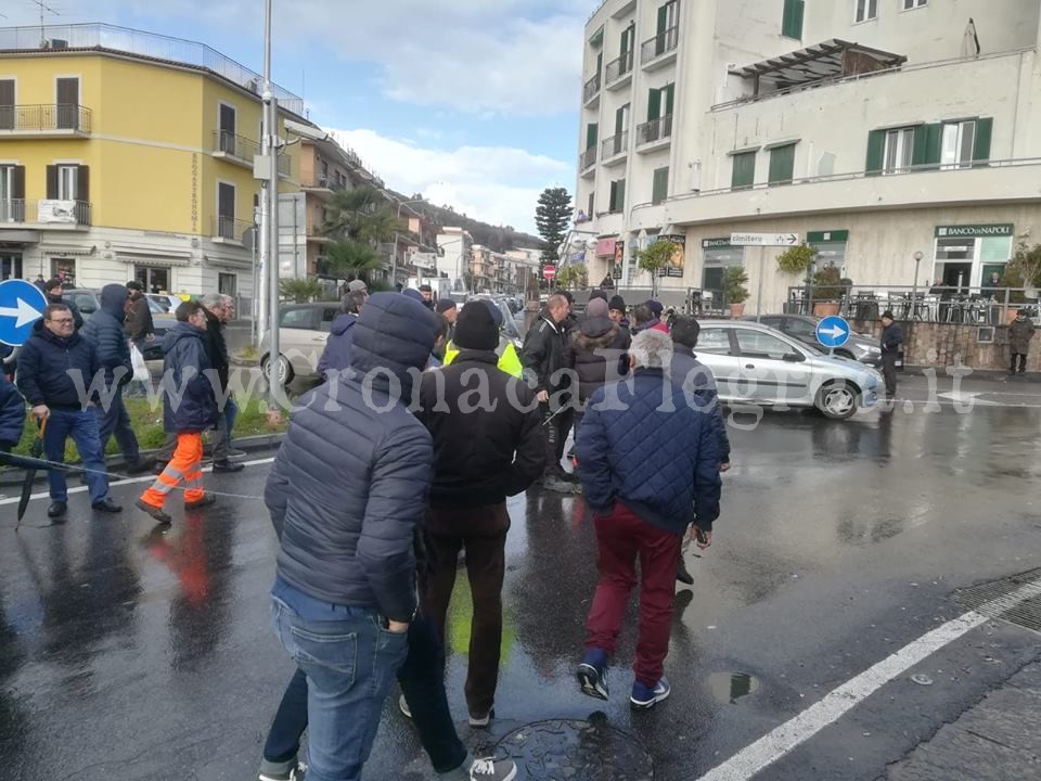 POZZUOLI/ La protesta degli Lsu sotto la pioggia: “Più certezze per il nostro futuro”