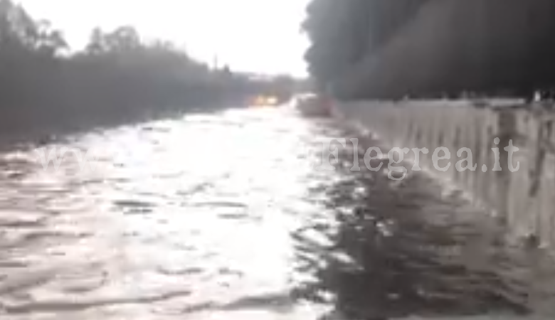 POZZUOLI/ Maltempo, Licola sott’acqua: strade allagate e caditoie intasate