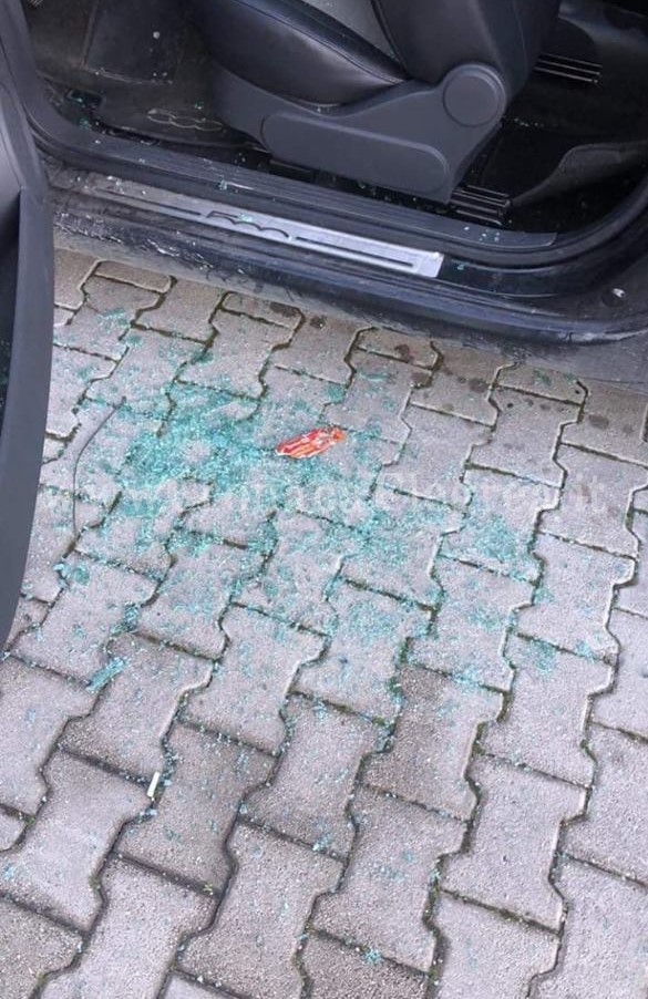 POZZUOLI/ Auto vandalizzate e saccheggiate nel quartiere Reginelle: rubato materiale edile