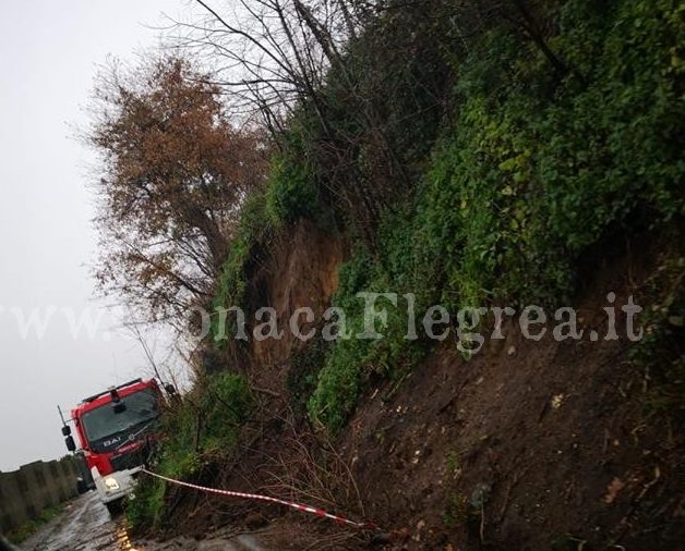 POZZUOLI/ Maltempo, frana terrapieno in via Trepiccioni – LE FOTO