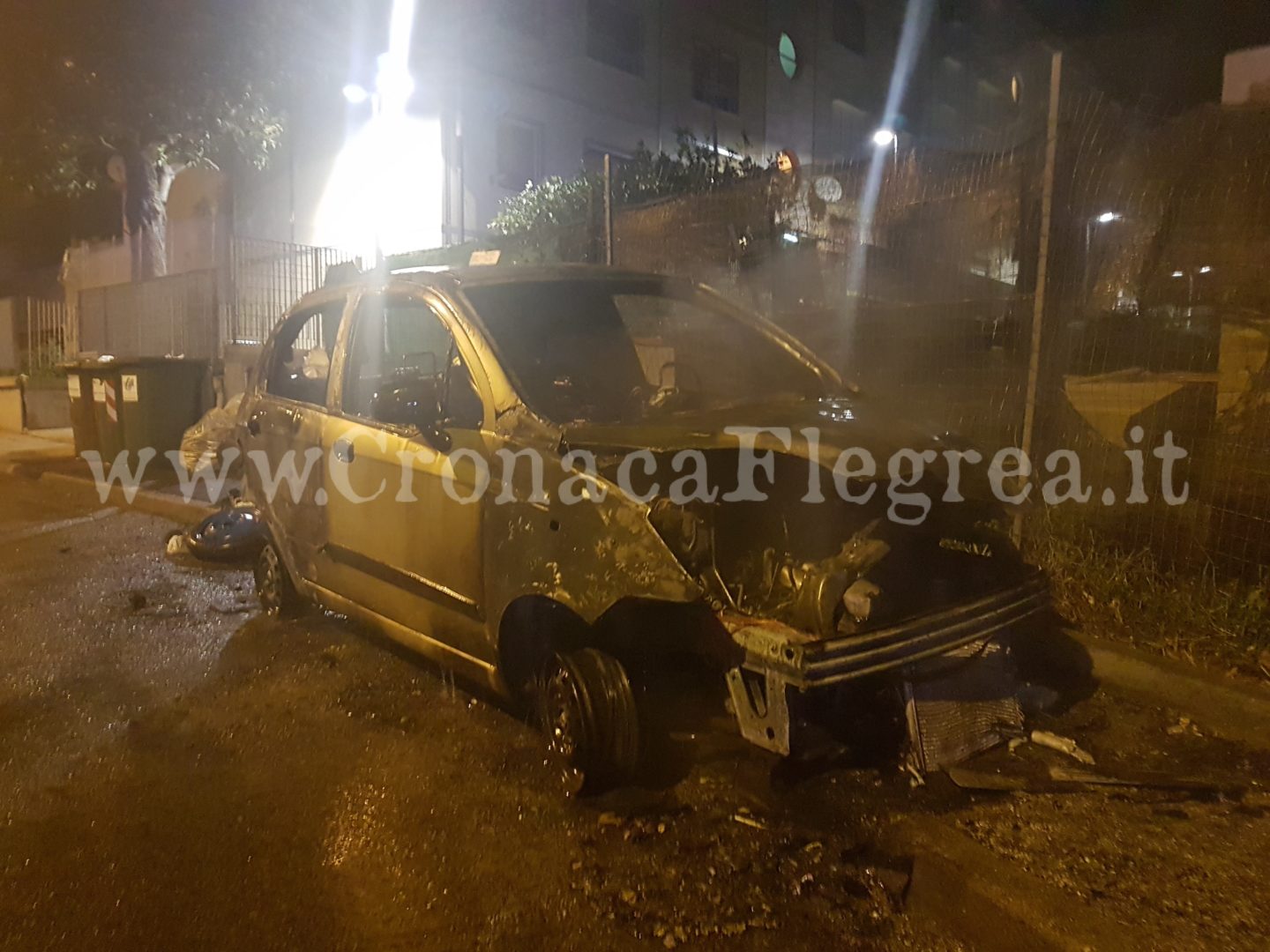 POZZUOLI/ Paura nei “600 alloggi”, auto data alle fiamme in piena notte