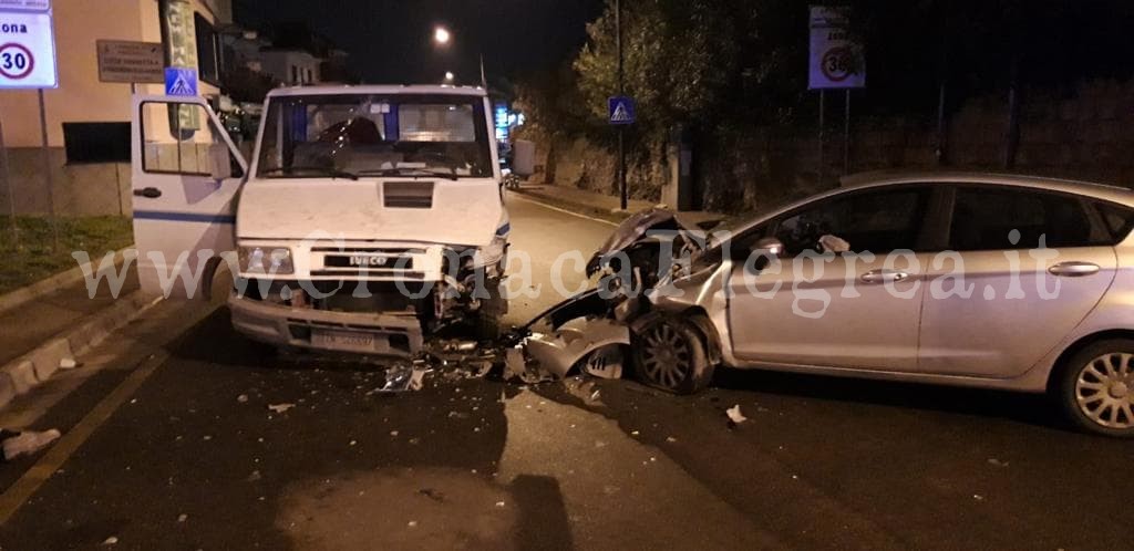 POZZUOLI/ Furgone contromano si schianta contro un’auto: paura ad Arco Felice – LE FOTO