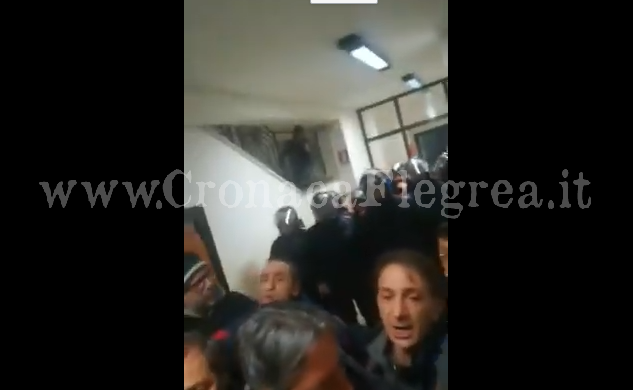 Rivolta degli LSU a Pozzuoli: irruzione della Polizia nella palazzina del sindaco – IL VIDEO