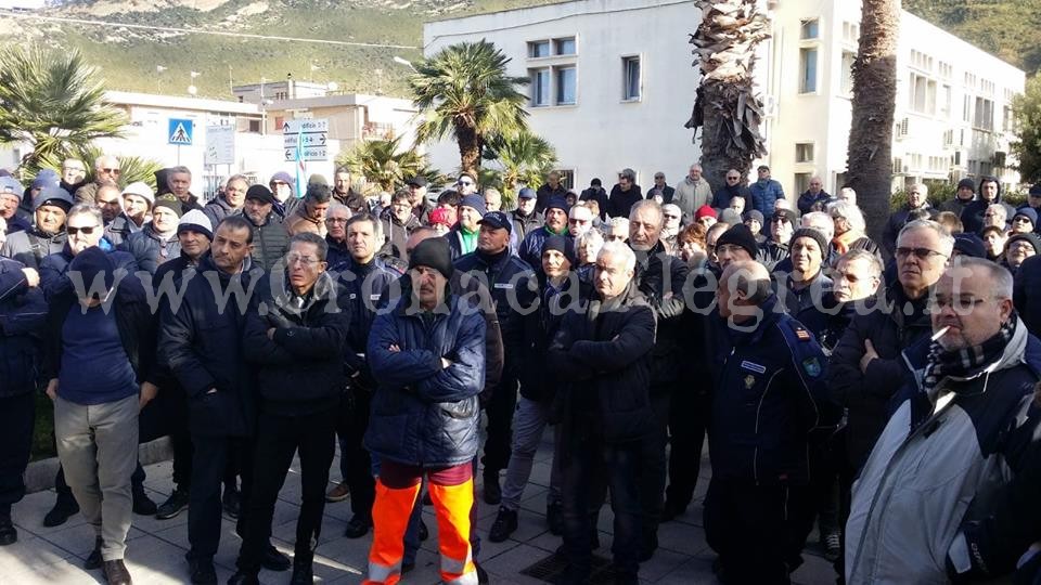 POZZUOLI/ L’ira dei comunali contro l’amministrazione: “Niente salario accessorio, decisione unilaterale” – LE FOTO