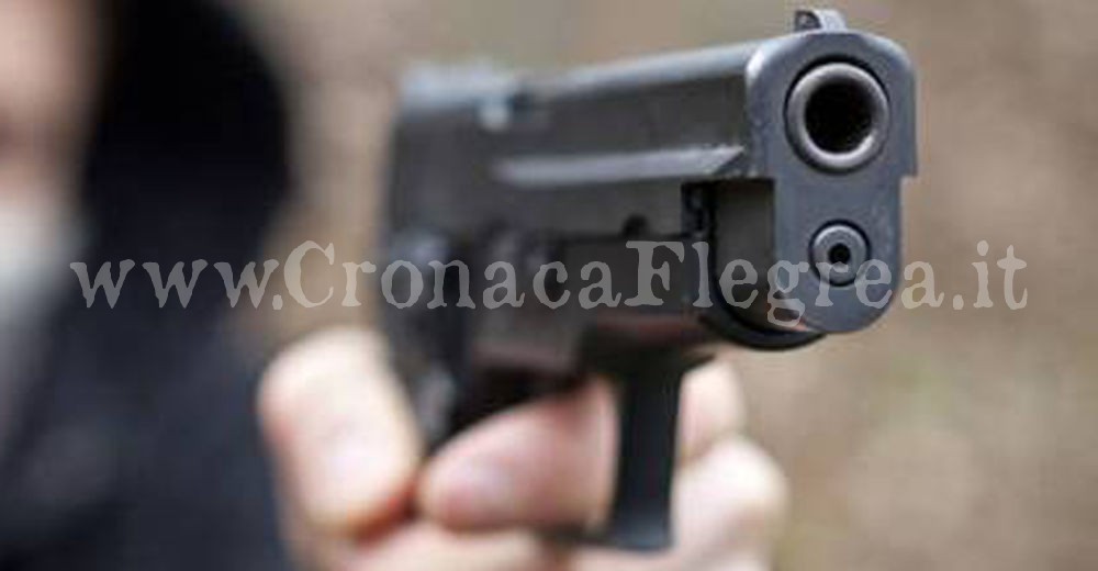 Rapina shock a Pozzuoli: 14enni fatti inginocchiare con le pistole in faccia