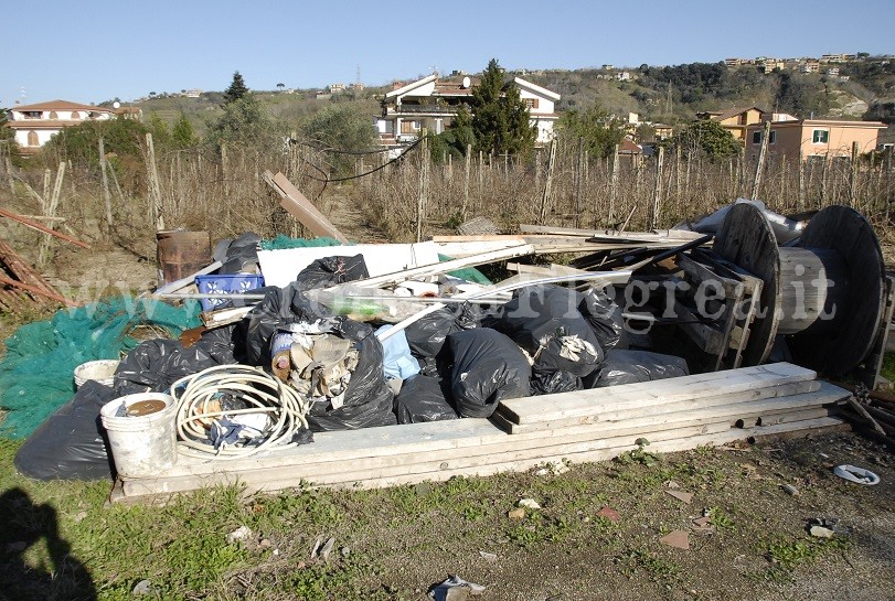 IL DEGRADO/ Rifiuti abbandonati in un terreno, arriva l’ordine per i responsabili: “Rimuoveteli”