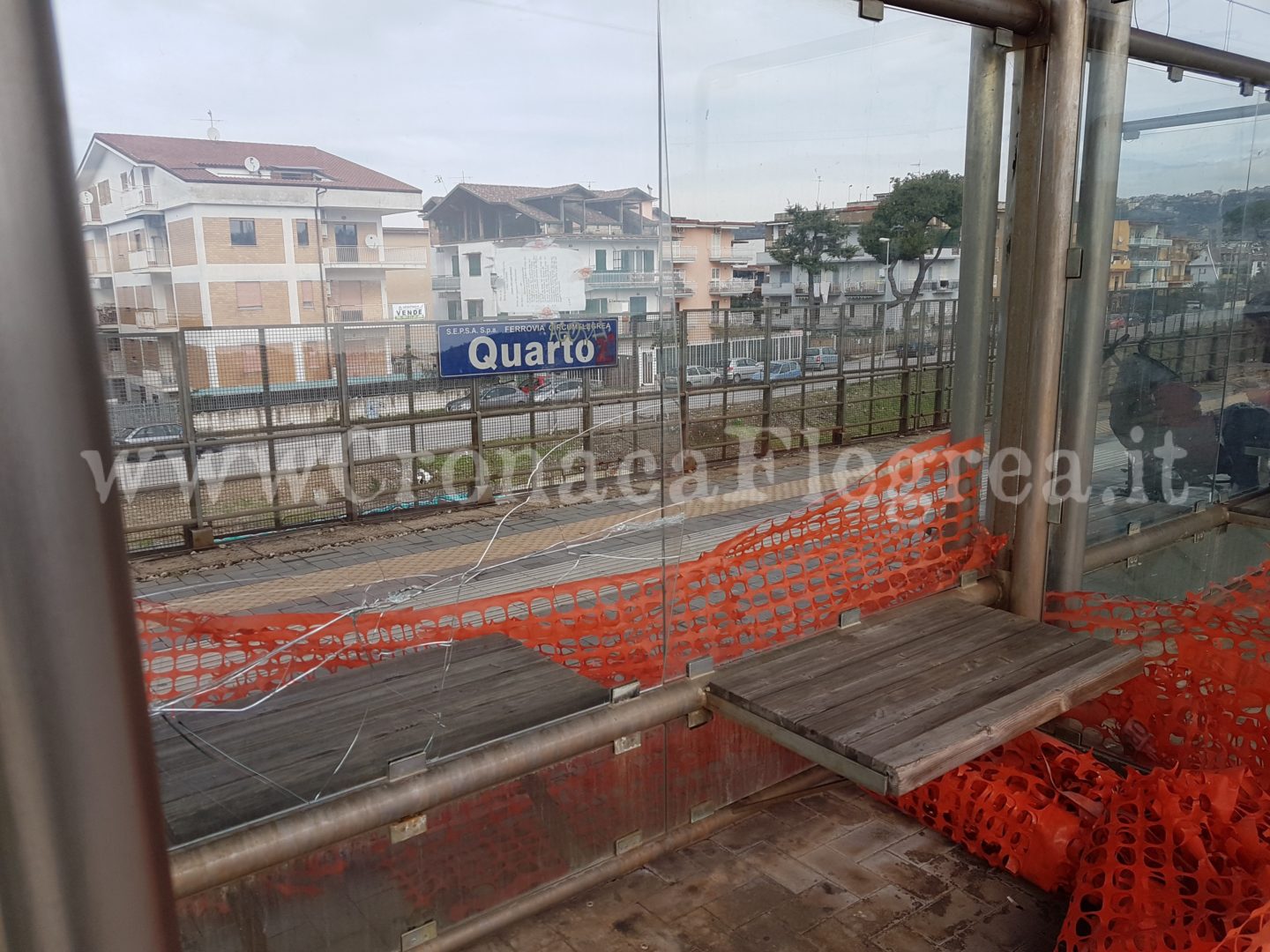 QUARTO/ Vetro distrutto alla stazione accoglie i viaggiatori: “E’ lì da mesi”