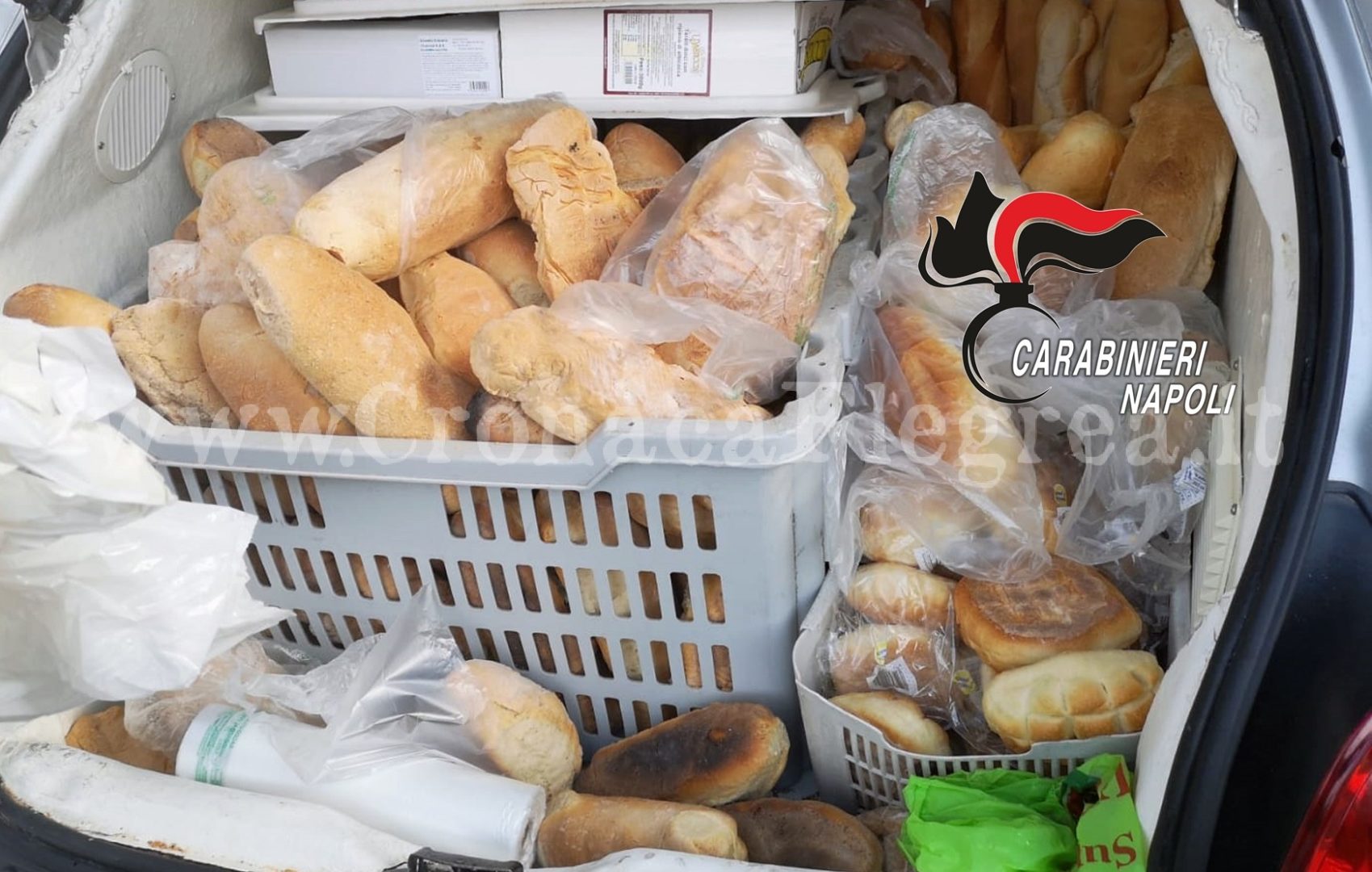 BACOLI/ Vende pane in strada, denunciato un 51enne: la merce nel bagagliaio dell’auto