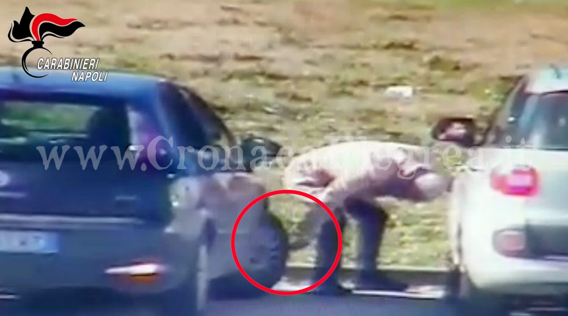 VIDEO/ Rapina con il trucco della ruota bucata nel parcheggio di “Quarto Nuovo”: due arresti