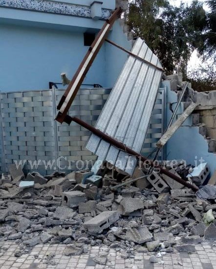 POZZUOLI/ Cade muretto della cumana, danni alla Prysmian. Crollo nel centro commerciale – LE FOTO