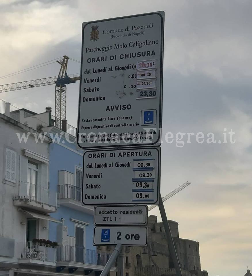 POZZUOLI/ Tabellone pieno di “pezzotti” all’ingresso del Molo Caligoliano