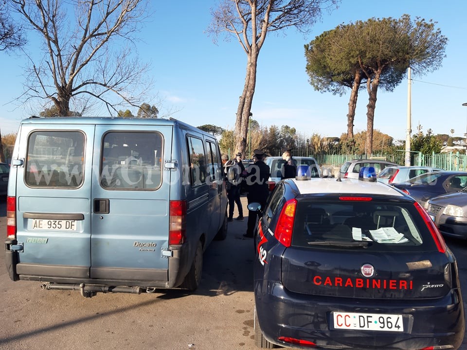 POZZUOLI/ Blitz dei carabinieri nel capolinea dei trasporti illegali: fermati furgoni e auto – LE FOTO