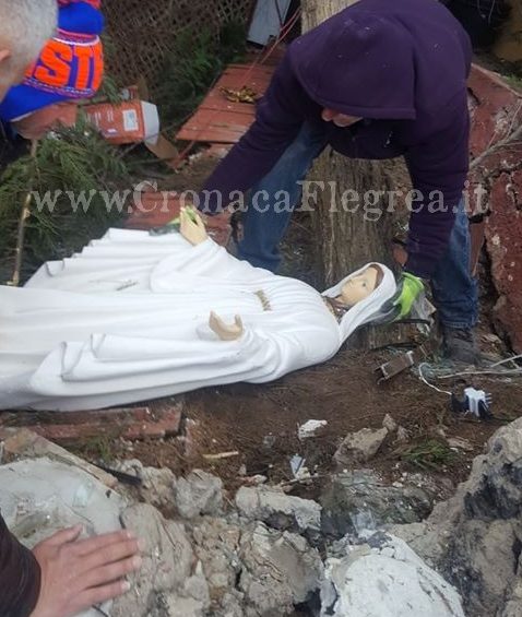 POZZUOLI/ Statua della Madonna travolta dagli alberi caduti al Rione Toiano – LE FOTO