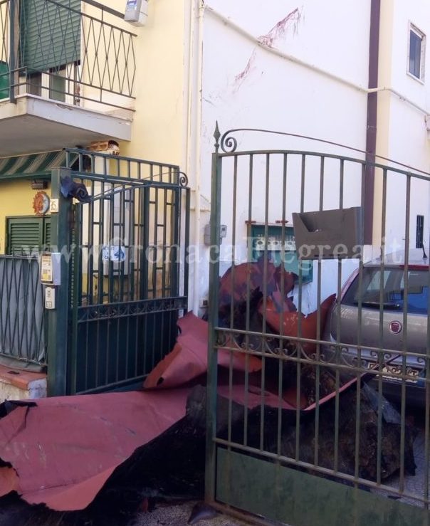 POZZUOLI/ Paura ad Arco Felice: guaina cade dal tetto e danneggia tubi del gas – LE FOTO
