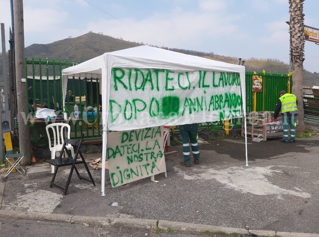 POZZUOLI/ La protesta silenziosa di 5 ex dipendenti della De Vizia «Ridateci il lavoro» – LE FOTO