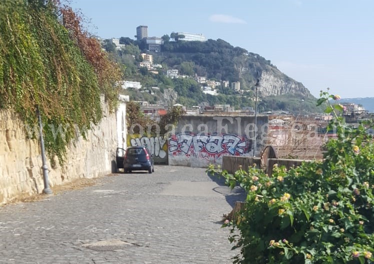 POZZUOLI/ «Strada pubblica trasformata in parcheggio privato, ma nessuno fa niente»