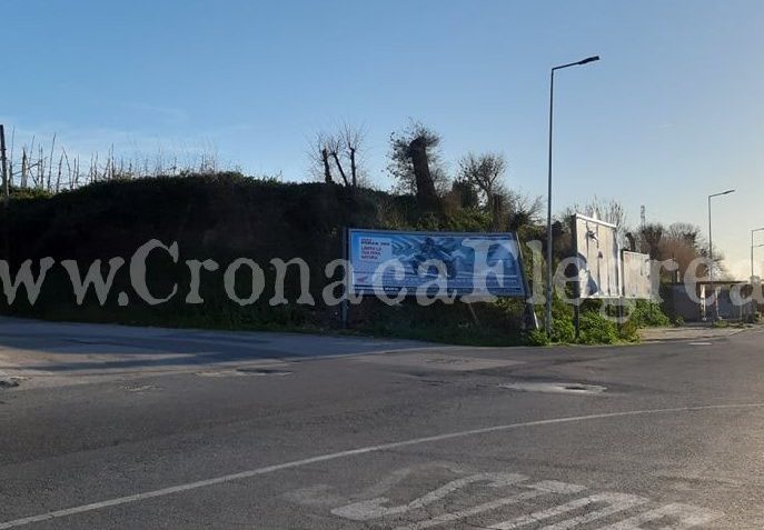 POZZUOLI/ Tabellone pericolante minaccia gli automobilisti all’ingresso di Monterusciello