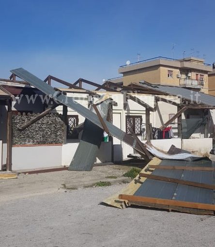 POZZUOLI/ Vento forte, case scoperchiate al Rione Toiano