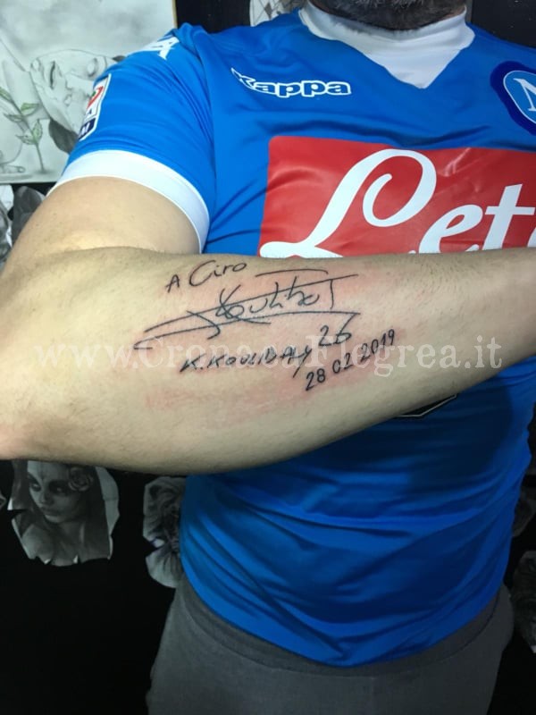 POZZUOLI/ Si fa fare un autografo sul braccio da Koulibaly e lo trasforma in un tatuaggio