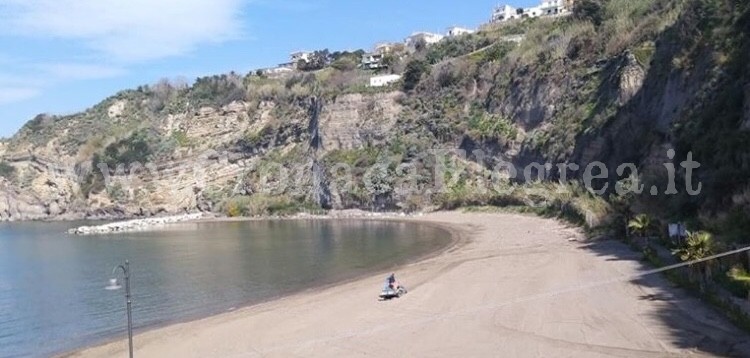 MONTE DI PROCIDA/ Ripulita la spiaggia di Acquamorta