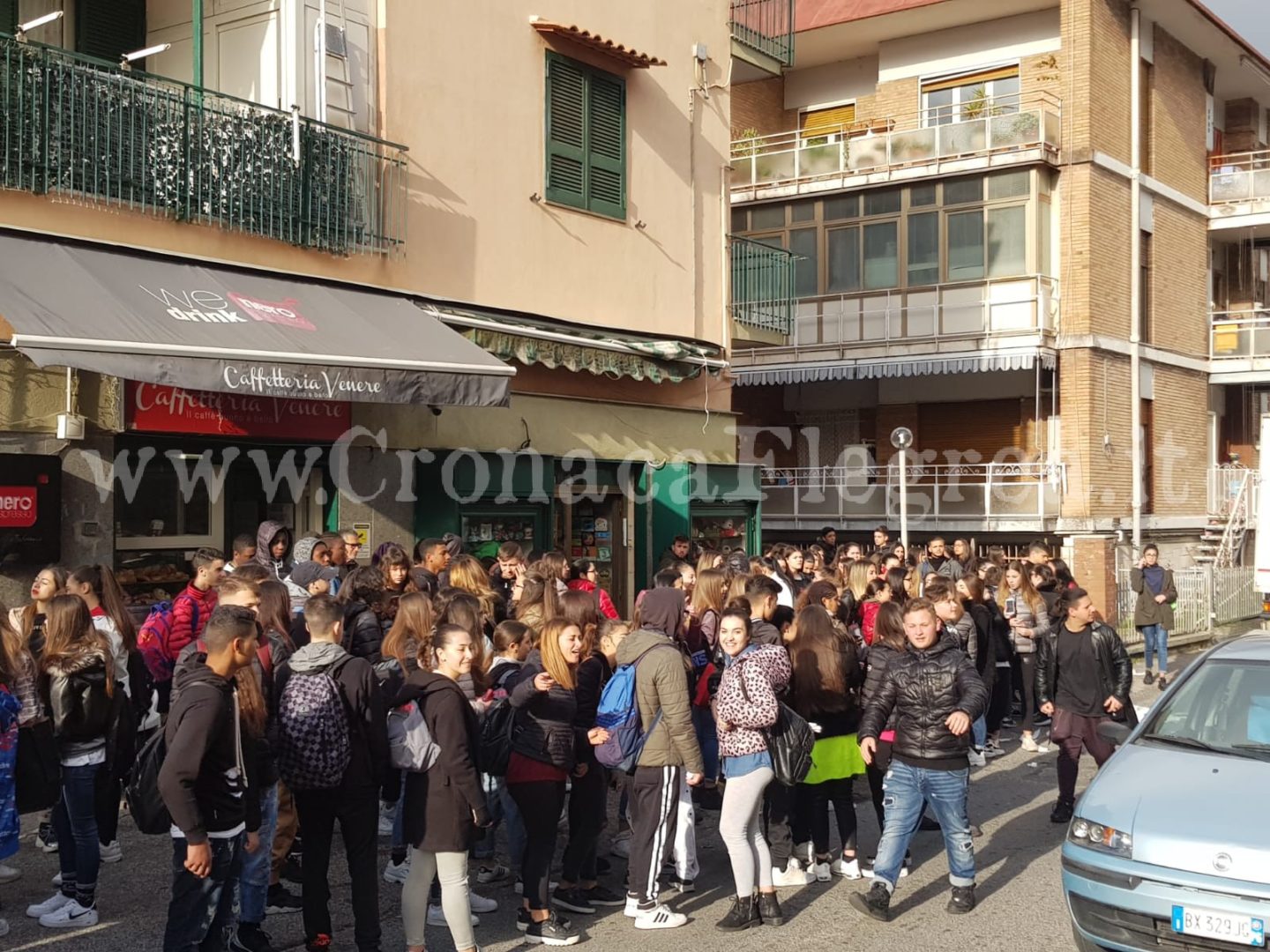 POZZUOLI/ Amianto nei container, la protesta degli studenti del Falcone: “Niente scuola”