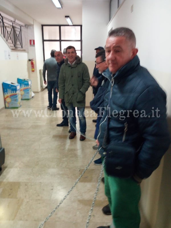 POZZUOLI/ Rivolta degli Lsu al Comune: in 8 si incatenano nella palazzina del sindaco