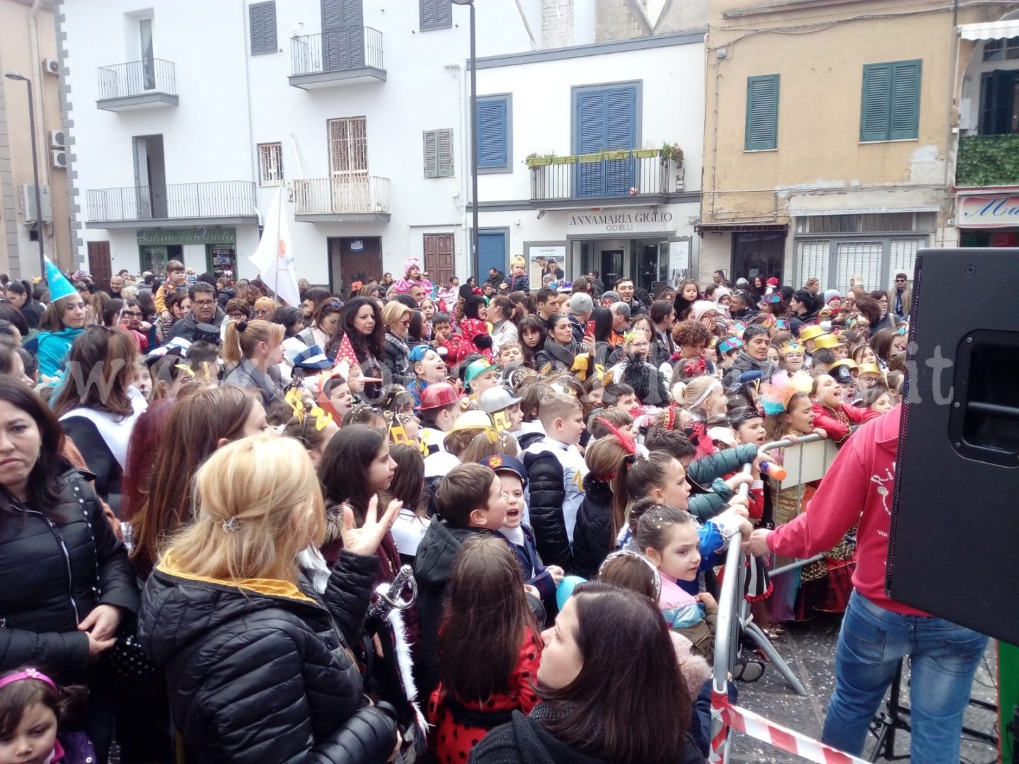 Centinaia di bambini in piazza a Pozzuoli per la festa di Carnevale – LE FOTO