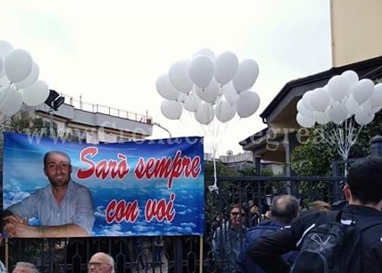 POZZUOLI/ Palloncini bianchi e rombo delle Vespe per l’addio a Carmine D’Isanto