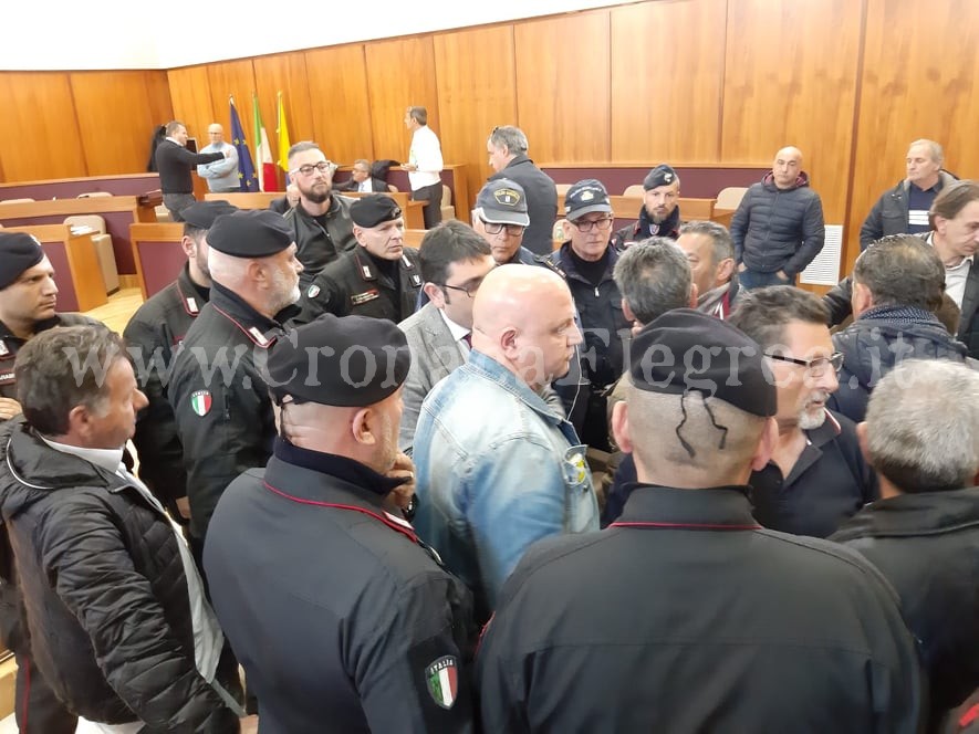 POZZUOLI/ Caos in Consiglio comunale: gli Lsu contestano il sindaco – LE FOTO