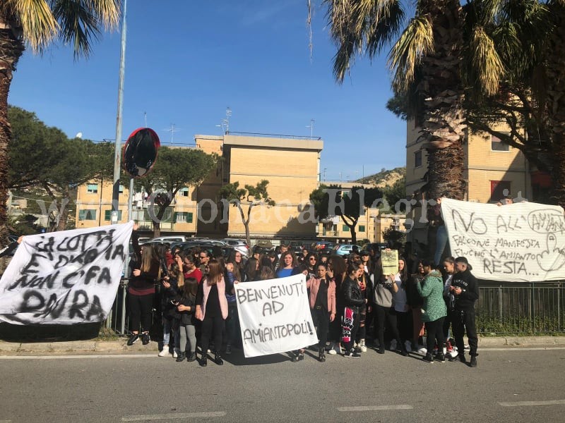 POZZUOLI/ “Benvenuti ad amiantopoli”: la protesta degli studenti del “Falcone” davanti al Comune – LE FOTO