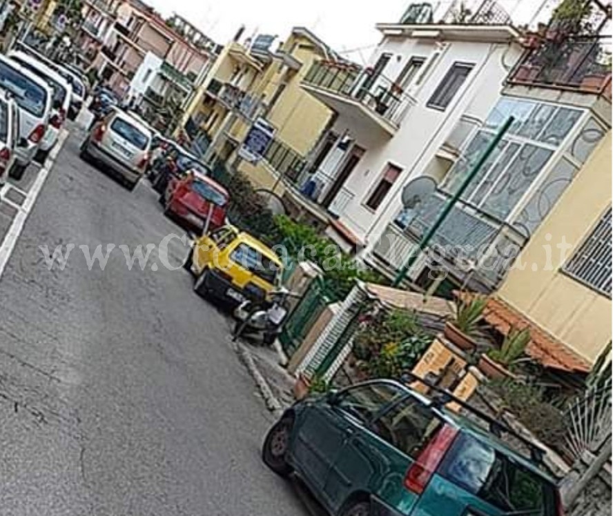 I LETTORI SEGNALANO/ Auto in sosta selvaggia ad Arco Felice