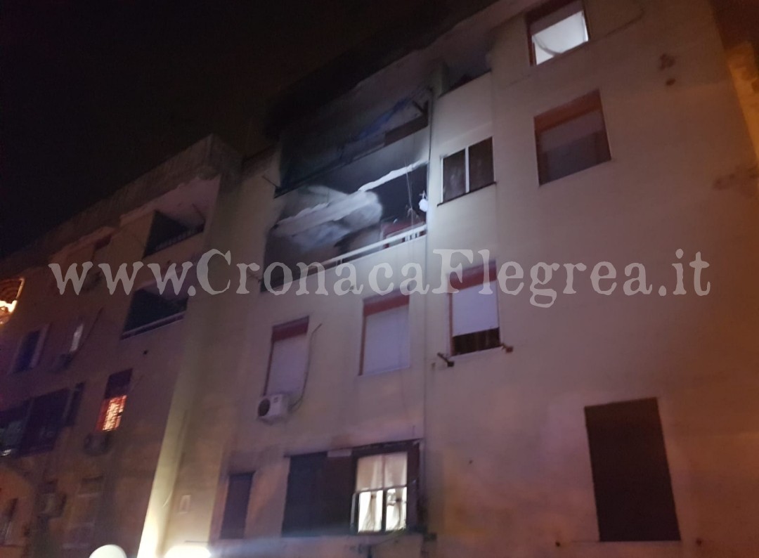 POZZUOLI/ Casa in fiamme al Rione Toiano – LA FOTO