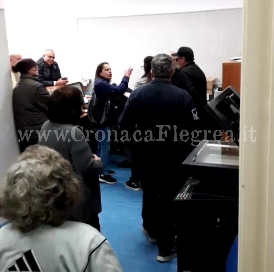 POZZUOLI/ Caos agli uffici dell’Asl di Monterusciello: arrivano i carabinieri – LE FOTO