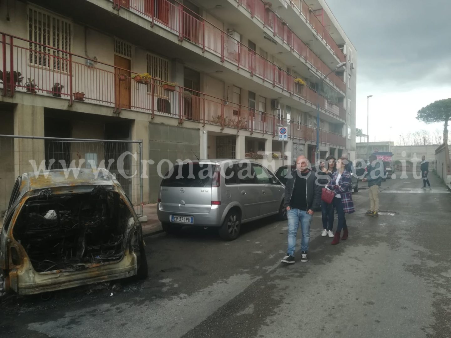 POZZUOLI/ Auto date alle fiamme, i consiglieri comunali vanno in via Bovio