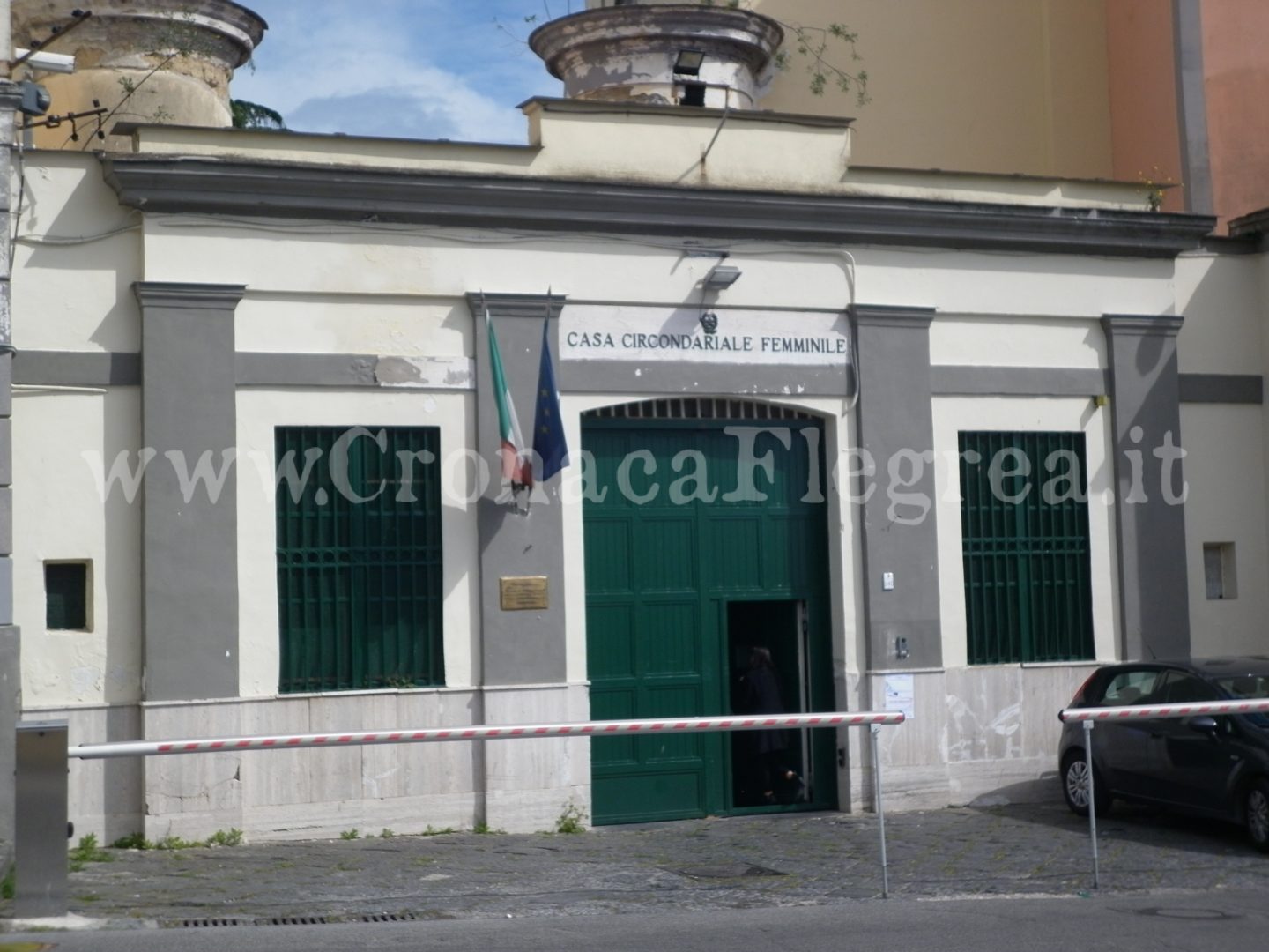 Violenze nel carcere di Pozzuoli: detenuta aggredisce una poliziotta