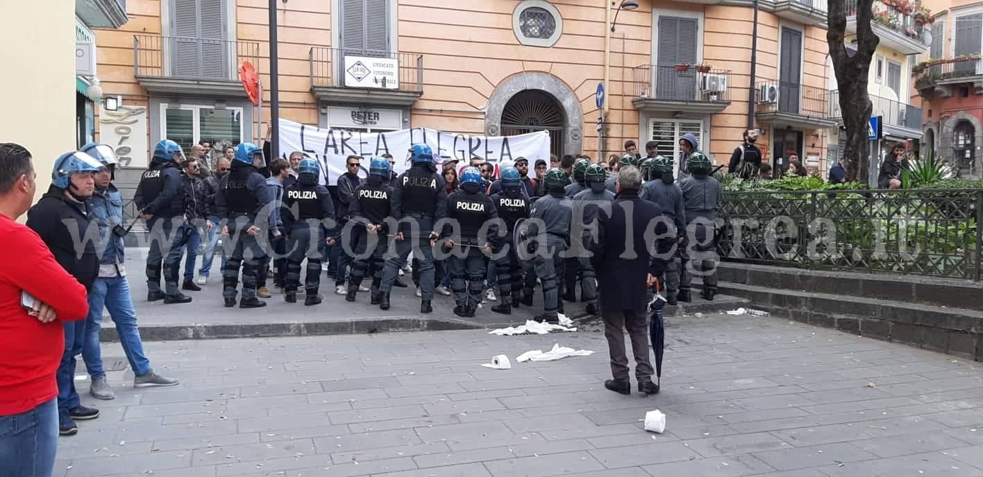 POZZUOLI/ Corteo contro la Lega, volano uova e carta igienica: tensione in piazza – VIDEO E FOTO