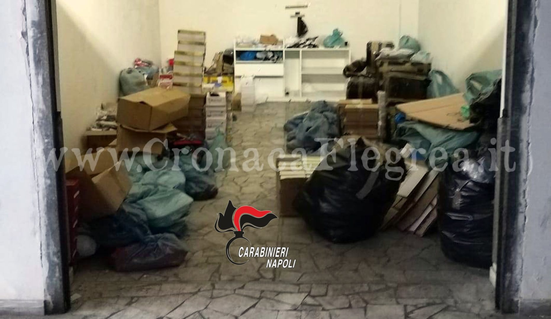 Blitz dei carabinieri contro abbigliamento “pezzotto”: sequestrate anche piastre e cliché per falsificare i capi